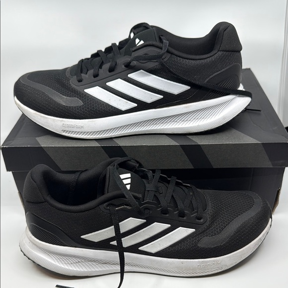 Adidas Black and White Athletic Shoes with Sleek Design - Picture 4 of 6